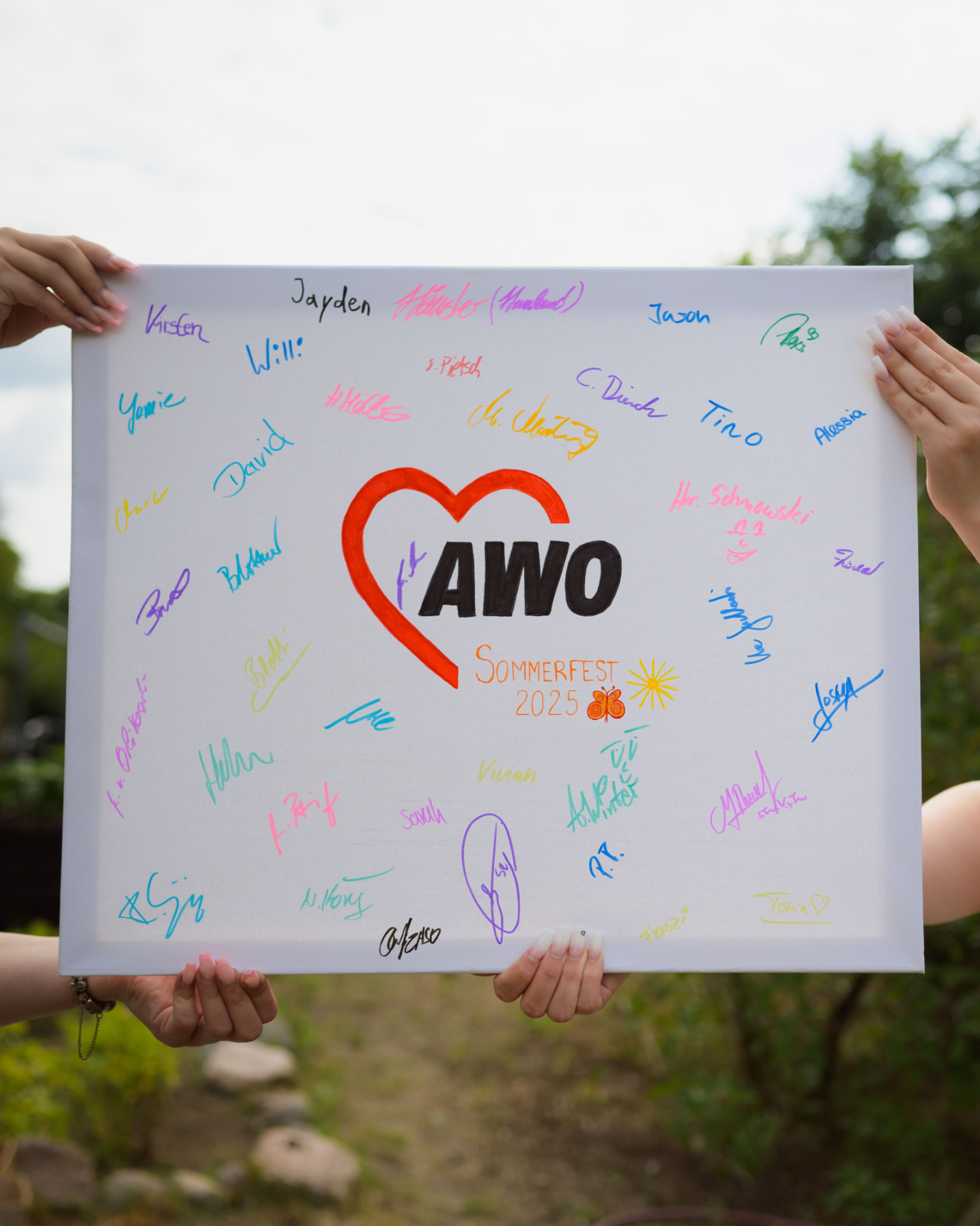 Team der AWO Strausberg mit signierter Sommerfest-Leinwand